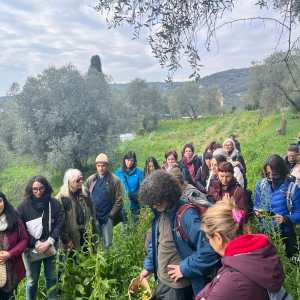 Persone ascoltano nella fattoria didattica
