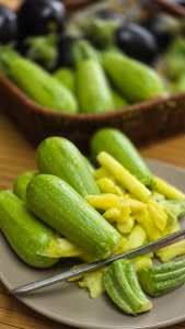 Zucchine scavate con polpa per ripieni